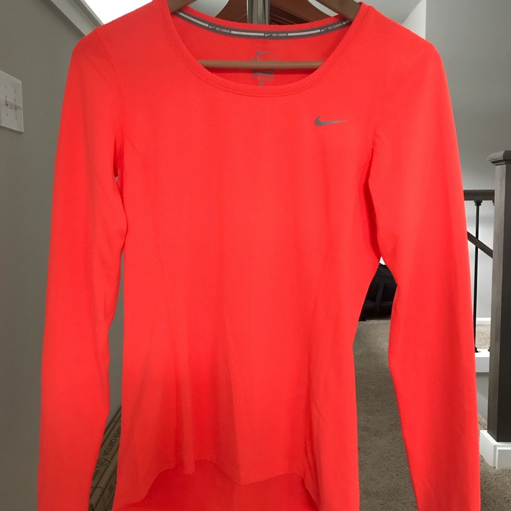 Size small Nike running top